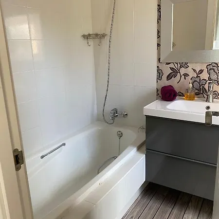 Apartamento Con Gran Terraza Cerca De La Playa. *